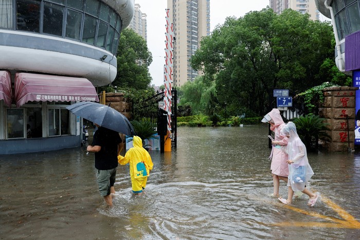 Topan Dolphin membawa hujan deras ke Shanghai, Tiongkok, Senin (10/8/2026). Cuaca ekstrem tersebut memicu banjir dan genangan di sejumlah wilayah kota. REUTERS/Go Nakamura
