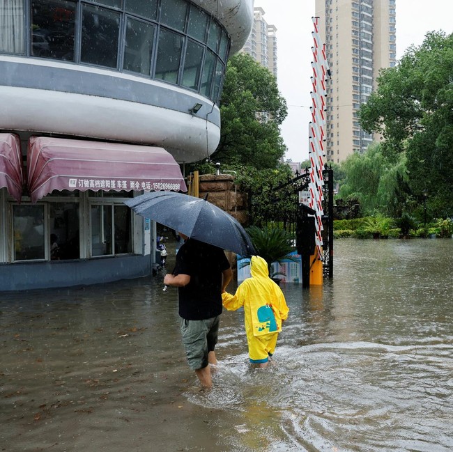 Topan Dolphin Mengamuk, Shanghai Diterjang Hujan Deras dan Banjir