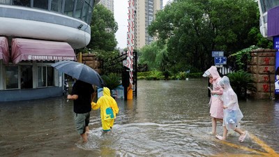 Topan Dolphin Mengamuk, Shanghai Diterjang Hujan Deras dan Banjir
