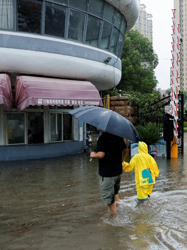 Topan Dolphin Mengamuk, Shanghai Diterjang Hujan Deras dan Banjir