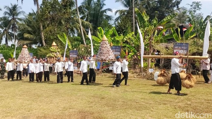 Tradisi Nyuguh di Kampung Adat Kuta, Kabupaten Ciamis.