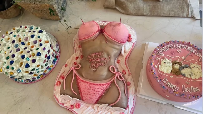 Perayaan itu juga dimeriahkan tiga kue cantik, satu berhiaskan batu permata, satu berbentuk bikini, dan satu lagi menampilkan gambar kucing beserta tulisan ‘Happy Birthday Kitty Kylie’.Foto: Instagram