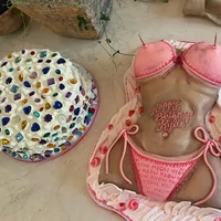 Perayaan itu juga dimeriahkan tiga kue cantik, satu berhiaskan batu permata, satu berbentuk bikini, dan satu lagi menampilkan gambar kucing beserta tulisan ‘Happy Birthday Kitty Kylie’.Foto: Instagram
