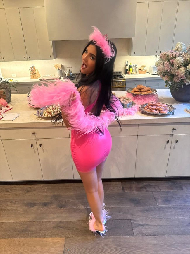 Pebisnis kosmetik tersebut tampil cantik dengan gaun mini halter-neck berbahan lateks shocking pink, lengkap dengan kuku, syal bulu, mahkota, dan sandal Gucci Bombshell berwarna senada. Foto: Instagram