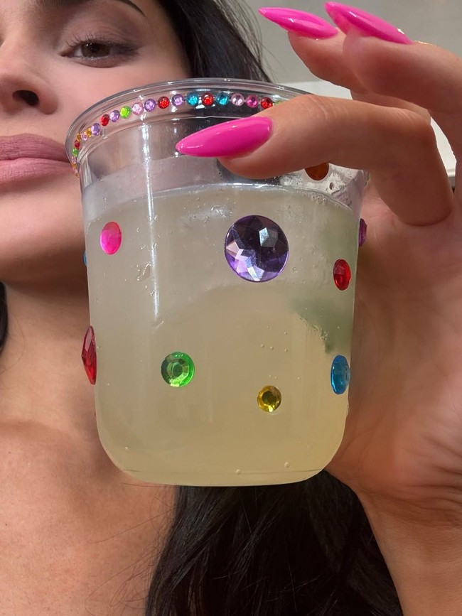 Totalitas, bahkan gelas minum di pesta Kylie juga berhiaskan manik-manik permata warna-warni sesuai dengan tema.Foto: Instagram