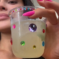 Totalitas, bahkan gelas minum di pesta Kylie juga berhiaskan manik-manik permata warna-warni sesuai dengan tema.Foto: Instagram