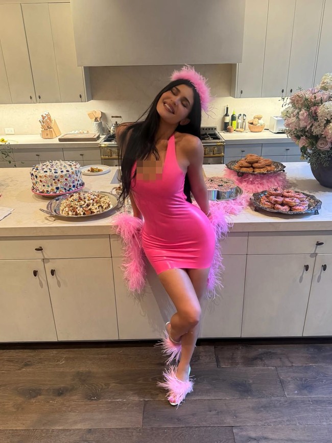 Kylie Jenner memperlihatkan suasana meriah pesta ulang tahunnya yang ke-29 di Instagram. Bersama para sahabat dan saudari, Kylie menggelar tema ‘Princess Kitty’ serba pink.Foto: Instagram