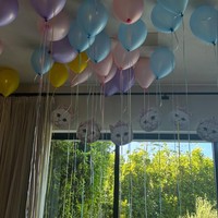 Rumah Kylie pun disulap dengan balon warna-warni dan ornamen kucing yang menggemaskan.Foto: Instagram