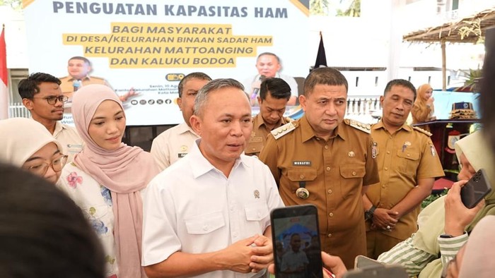 Wakil Menteri Hak Asasi Manusia (Wamen HAM) Mugiyanto saat menghadiri penguatan kapasitas HAM di Kelurahan Mattoanging, Kecamatan Mariso, Kota Makassar.