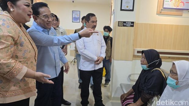Wamenkes Benyamin Paulus Octavianus bersama Menteri Imipas Agus Andrianto di RS Umum Cipinang, Jakarta Timur (Jaktim). (Audrey/detikcom)
