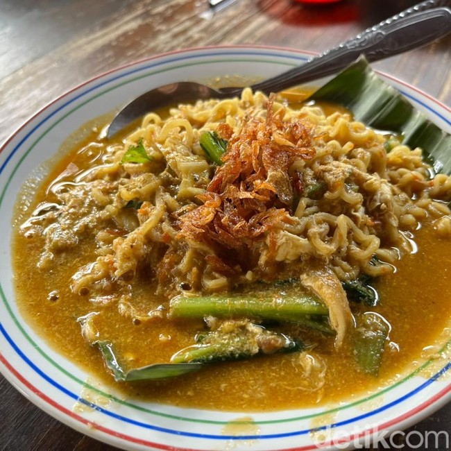 Di Pamulang Ada Warkop 24 Jam yang Punya Mie Dogdog dan Sop Daging Enak