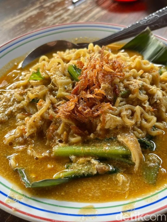 Di Pamulang Ada Warkop 24 Jam yang Punya Mie Dogdog dan Sop Daging Enak