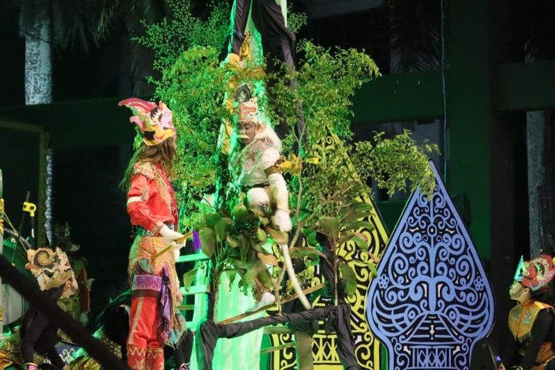 Wayang Gung, pertunjukan seni wayang orang dari Banjar. (dok Media Center Provinsi Kalsel) Wayang Gung, pertunjukan seni wayang orang dari Banjar. (dok Media Center Provinsi Kalsel)