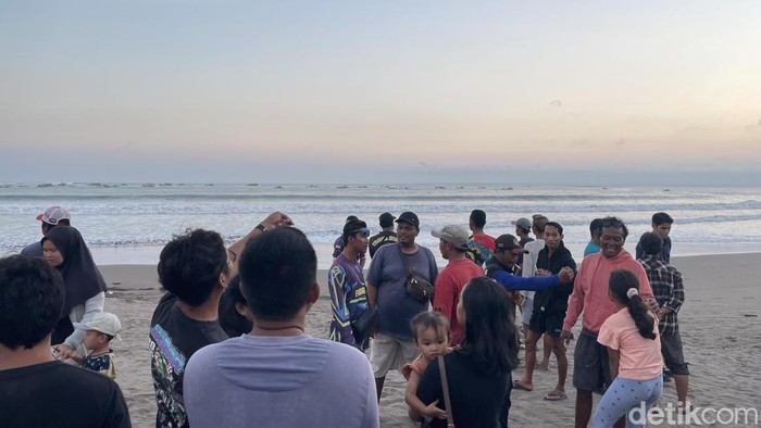 Wisatawan dan warga berkumpul di area dekat hilangnya nelayan di Pantai Barat Pangandaran.