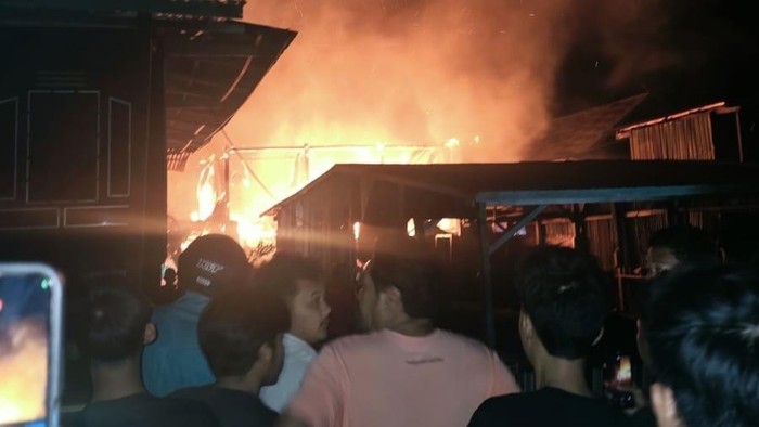4 rumah panggung di Pinrang terbakar dipicu korsleting listrik.