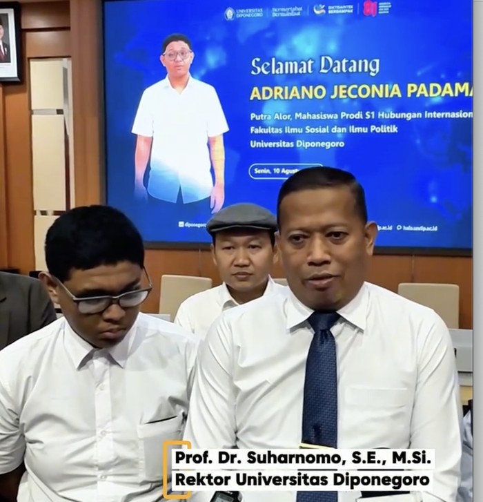 Adriano Jeconia Padama, maba Undip jurusan Hubungan Internasional FISIP bersama Rektor Undip Suharnomo