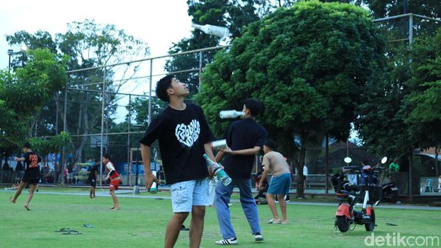 Aksi para juggler sedang berlatih juggling di alun-alun Kota Bangli, Senin (10/8/2026). (Aryo Mahendro/detikBali). Aksi para juggler sedang berlatih juggling di alun-alun Kota Bangli, Senin (10/8/2026). (Aryo Mahendro/detikBali).
