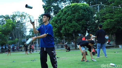 Aksi para juggler sedang berlatih juggling di alun-alun Kota Bangli, Senin (10/8/2026). (Aryo Mahendro/detikBali).
