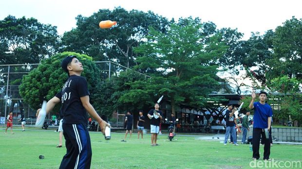 Aksi para juggler sedang berlatih juggling di alun-alun Kota Bangli, Senin (10/8/2026). (Aryo Mahendro/detikBali). Aksi para juggler sedang berlatih juggling di alun-alun Kota Bangli, Senin (10/8/2026). (Aryo Mahendro/detikBali).