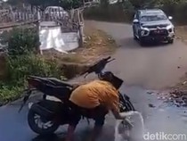 Viral Pria Cuci Motor di Kubangan Jalan Saat Mobil Wabup Sumbawa Melintas