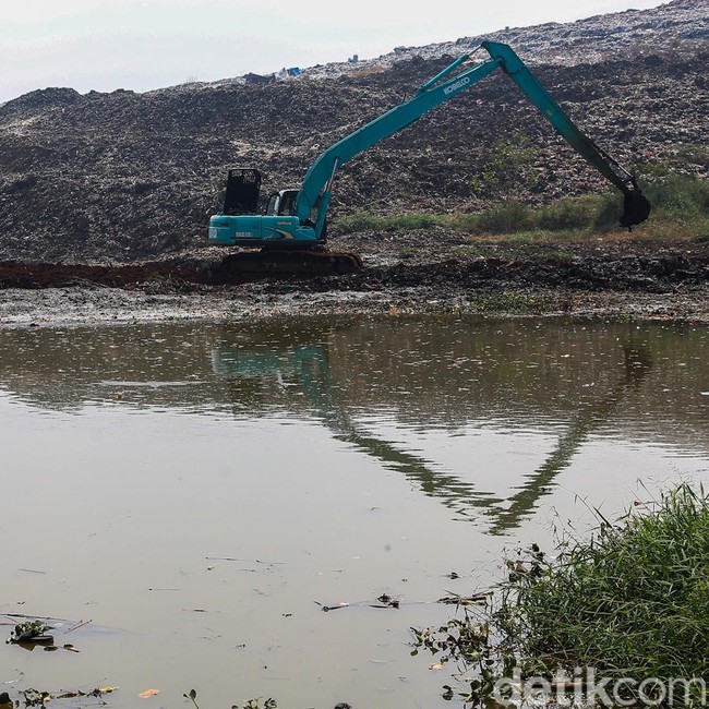 Alat Berat Keruk Sampah TPA Cipayung, Kali Pesanggrahan Dinormalisasi