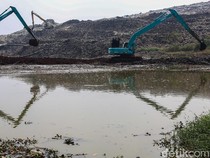 Alat Berat Keruk Sampah TPA Cipayung, Kali Pesanggrahan Dinormalisasi