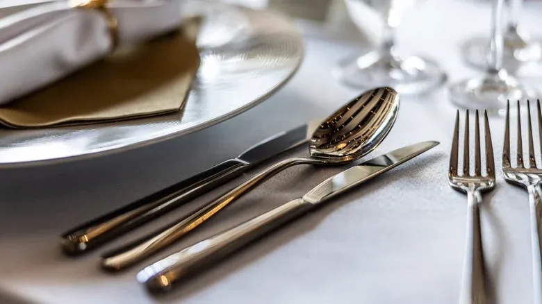 Alat makan di restoran