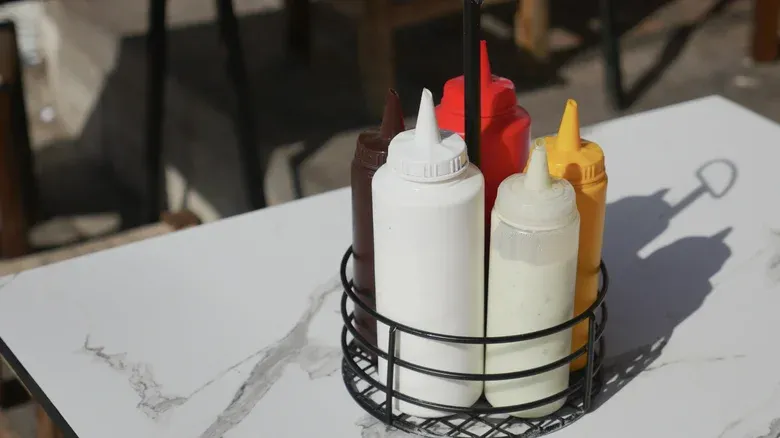 Alat makan di restoran