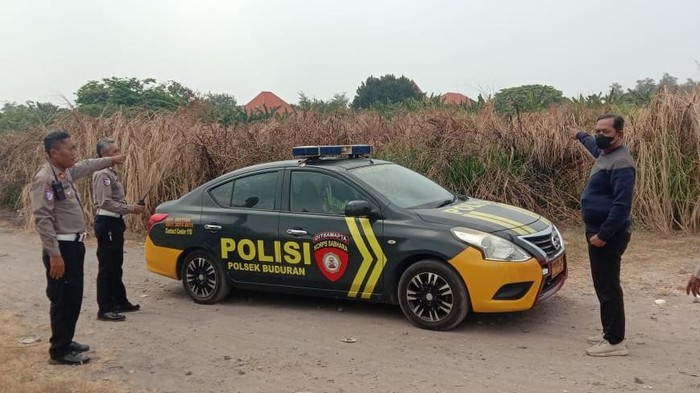 Anggota Polsek Buduran saat memantau lahan yang berpotensi kabakaran