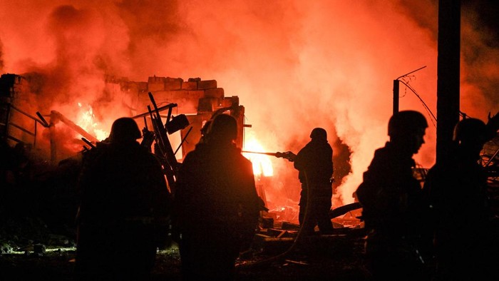 Kebakaran usai serangan rudal Rusia di Ukraina (Foto: REUTERS/Stringer)