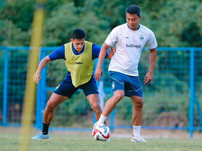 Asisten pelatih PSIS, Hamka Hamzah (kaus putih) dalam sesi latihan tim di lapangan Terang Bangsa. Diunggah Selasa (11/8/2026).