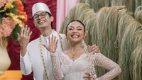 Aulion dan Pila pamer cincin setelah sah menikah. Mereka menikah di The Manor Andara, Depok. (Foto: dok Instagram aulion)