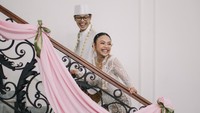Potret Aulion dan Pila di atas tangga. Mereka ramai mendapat ucapan selamat. (Foto: dok Instagram aulion)
