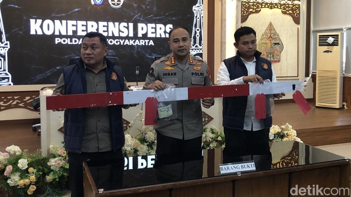 Barang bukti palang perlintasan KA yang dirusak S(24) dihadirkan dalam jumpa pers di Mapolresta Sleman (11/8).