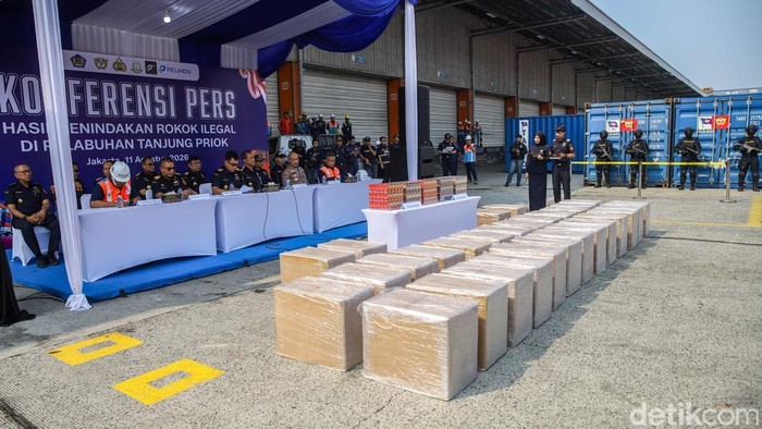 Petugas Bea Cukai menggagalkan upaya penyelundupan rokok terlarangan senilai Rp13,3 miliar nan dimuat dalam sebuah kontainer dan bakal dikirim melalui Pelabuhan Tanjung Priok, Jakarta, Selasa (11/8/2026).