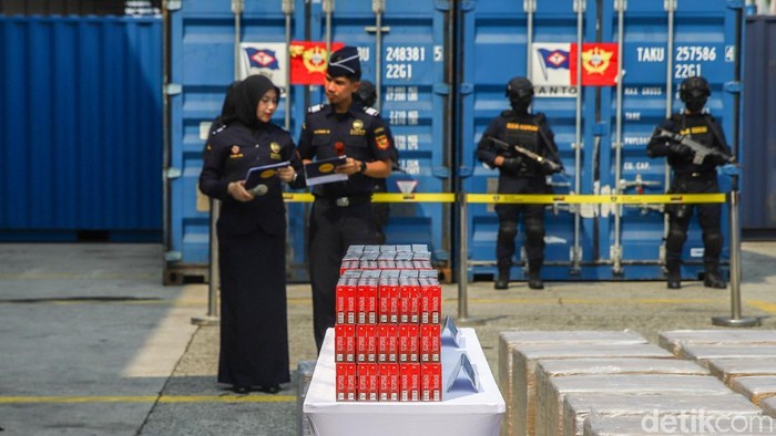 Bea Cukai Gagalkan Penyelundupan Rokok Ilegal Rp13,3 M Petugas Bea Cukai menggagalkan upaya penyelundupan rokok terlarangan senilai Rp13,3 miliar nan dimuat dalam sebuah kontainer dan bakal dikirim melalui Pelabuhan Tanjung Priok, Jakarta, Selasa (11/8/2026).