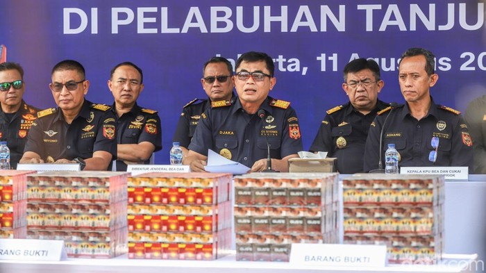 Bea Cukai Gagalkan Penyelundupan Rokok Ilegal Rp13,3 M Petugas Bea Cukai menggagalkan upaya penyelundupan rokok terlarangan senilai Rp13,3 miliar nan dimuat dalam sebuah kontainer dan bakal dikirim melalui Pelabuhan Tanjung Priok, Jakarta, Selasa (11/8/2026).