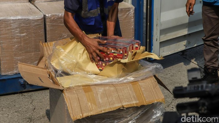Bea Cukai Gagalkan Penyelundupan Rokok Ilegal Rp13,3 M Petugas Bea Cukai menggagalkan upaya penyelundupan rokok terlarangan senilai Rp13,3 miliar nan dimuat dalam sebuah kontainer dan bakal dikirim melalui Pelabuhan Tanjung Priok, Jakarta, Selasa (11/8/2026).