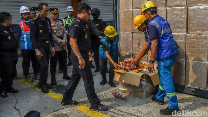 Bea Cukai Gagalkan Penyelundupan Rokok Ilegal Rp13,3 M Petugas Bea Cukai menggagalkan upaya penyelundupan rokok terlarangan senilai Rp13,3 miliar nan dimuat dalam sebuah kontainer dan bakal dikirim melalui Pelabuhan Tanjung Priok, Jakarta, Selasa (11/8/2026).