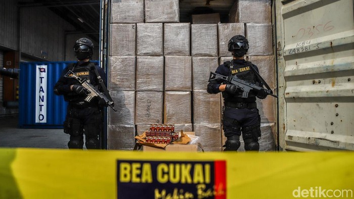 Bea Cukai Gagalkan Penyelundupan Rokok Ilegal Rp13,3 M Petugas Bea Cukai menggagalkan upaya penyelundupan rokok terlarangan senilai Rp13,3 miliar nan dimuat dalam sebuah kontainer dan bakal dikirim melalui Pelabuhan Tanjung Priok, Jakarta, Selasa (11/8/2026).