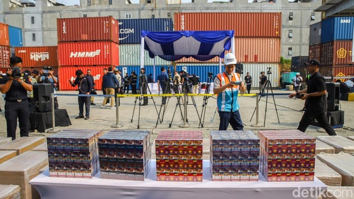 Bea Cukai Gagalkan Penyelundupan Rokok Ilegal Rp13,3 M Petugas Bea Cukai menggagalkan upaya penyelundupan rokok terlarangan senilai Rp13,3 miliar nan dimuat dalam sebuah kontainer dan bakal dikirim melalui Pelabuhan Tanjung Priok, Jakarta, Selasa (11/8/2026).