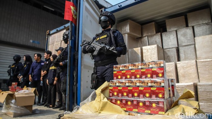 Bea Cukai Gagalkan Penyelundupan Rokok Ilegal Rp13,3 M Petugas Bea Cukai menggagalkan upaya penyelundupan rokok terlarangan senilai Rp13,3 miliar nan dimuat dalam sebuah kontainer dan bakal dikirim melalui Pelabuhan Tanjung Priok, Jakarta, Selasa (11/8/2026).