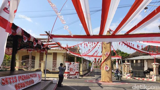 Bendera merah putih sepanjang 1,1 km di Dukuh Jetis, Desa Pondok, Kecamatan Nguter, Sukoharjo, Selasa (11/8/2026).