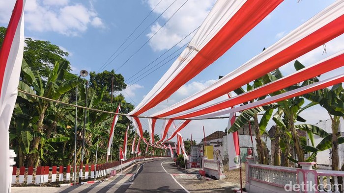 Bendera merah putih sepanjang 1,1 km di Dukuh Jetis, Desa Pondok, Kecamatan Nguter, Sukoharjo, Selasa (11/8/2026).
