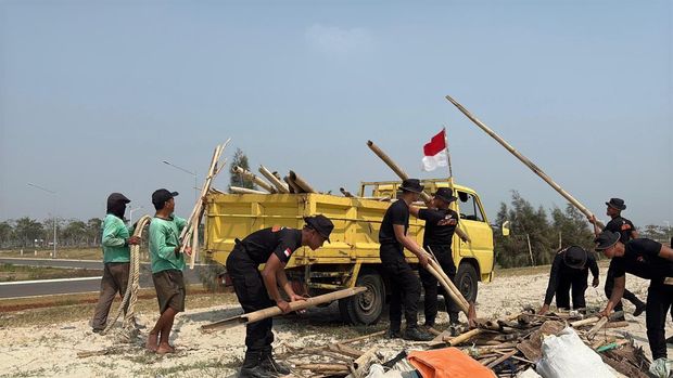Brimob Polda Metro bersihkan sampah di pesisir Pantai Kaligaga, Jakarta Utara