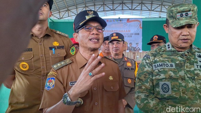 Bupati Bandung Dadang Supriatna saat wawancara bersama awak media, di Dome Balerame Soreang, Kabupaten Bandung, Selasa (11/8/2026).