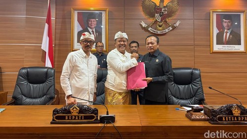 Bupati Bangli Sang Nyoman Sedana Arta dan Ketua DPRD Bangli I Ketut Suastika saat rapat paripurna, Selasa (11/8/2028).