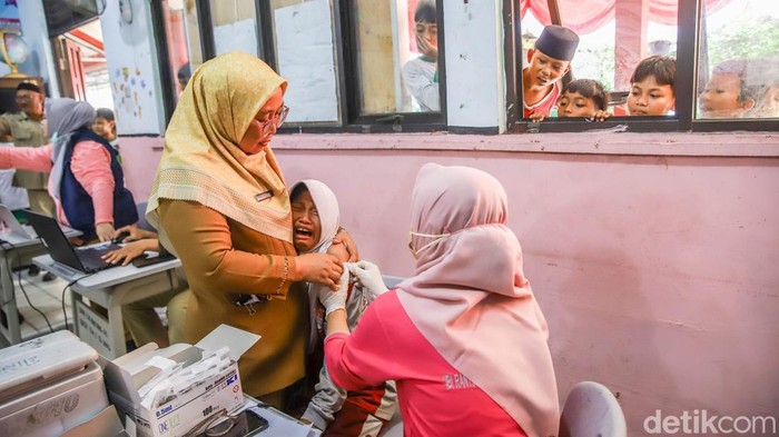 Sejumlah tenaga kesehatan dari Puskesmas Cilincing memberikan imunisasi Human Papillomavirus (HPV) kepada siswa-siswi di SDN 03 Cilincing, Jakarta Utara, Selasa (11/8/2026). Pemberian vaksin tersebut merupakan bagian dari Bulan Imunisasi Anak Sekolah (BIAS) yang rutin digelar setiap Agustus.