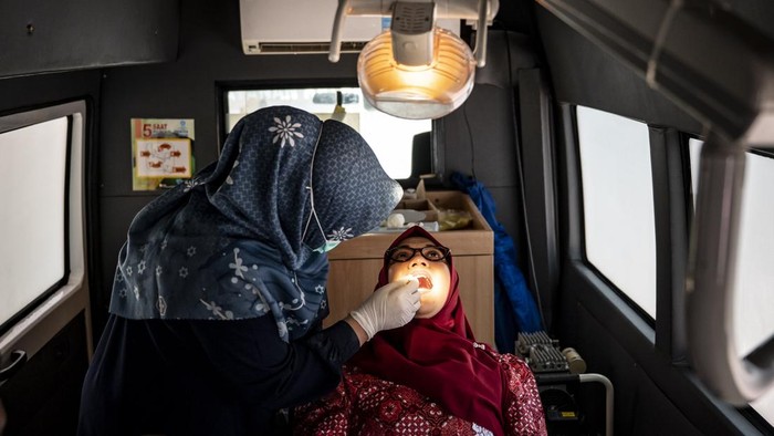 Warga mengikuti kegiatan pemeriksaan kesehatan gratis di kompleks Balai Kota Semarang, Jawa Tengah, Selasa (11/8/2026). Pemkot Semarang menggelar pemeriksaan kesehatan bagi perempuan dan masyarakat umum dengan kuota 300 orang per hari yang meliputi pemeriksaan USG payudara, skrining kanker leher rahim menggunakan HPV DNA, skrining TBC menggunakan X-ray sesuai kriteria dan indikasi, donor darah, serta pemeriksaan mata pada 10–12 Agustus 2026 dalam rangka memperingati HUT ke-81 Kemerdekaan RI. ANTARA FOTO/Aprillio Akbar/tom.