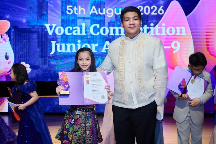 Clarissa Sophia, penyanyi cilik asal Jakarta, meraih gelar Grand Champion sekaligus Distinction Gold Award dalam ajang Artsense International Arts Festival & Competition di Dominus Arts Venue, Kuala Lumpur, Malaysia.